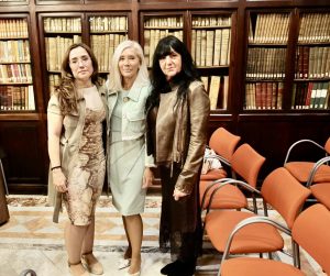 ESTHER GOMEZ, NINA VÉLEZ-TROYA Y MERCÈ FERRAN EN LA BIBLIOTECA ARÚS
