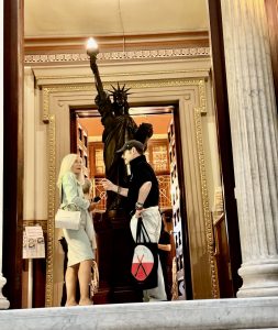 Nina Vélez-Troya conversando con uno de los invitados a la presentación de su libro en la Biblioteca Arús