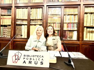 Nina Vélez-Troya junto a la detective Esther Gómez en la Biblioteca Arús