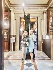Nuria Bagán y Nina Vélez-Troya antes de que le firmara su ejemplar en la Biblioteca Arús