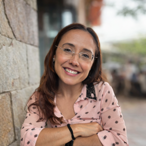 Esther Gómez, detective privada y perito calígrafa.