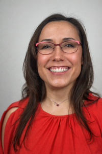 Esther Gómez, detective privada y perito calígrafa.