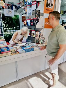Dedicando el libro a Hernán López