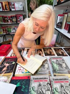Dedicando el libro a Rafael Guerrero