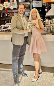 Roberto Ascasíbar, detective privado y Nina Vélez-Troya, autora.